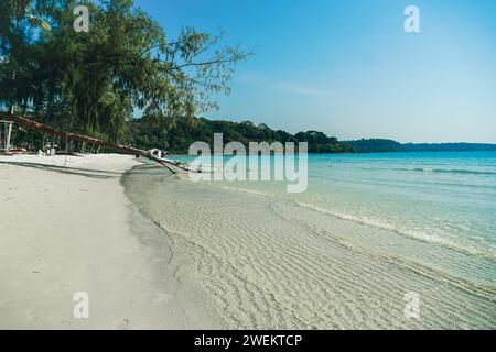 Spiaggia tropicale e mare. Bellissima spiaggia di acqua blu a Koh Kood, Thailandia. Spiaggia blu turchese con sabbia soffice bianca e lussureggianti alberi verdi. Tropi Foto Stock