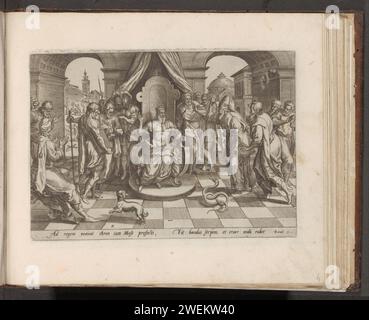 Mosè e Aronne al Faraone, 1579 stampa Mosè e Aronne parlano con il Faraone e gli chiedono di lasciare andare il popolo d'Israele. Aaron ha gettato il suo staff sul pavimento e il personale si è trasformato in un serpente. La corte del Faraone sembra sorpresa. Sotto la performance un riferimento in latino al testo della Bibbia in ex. 7. La stampa fa parte di un album. Incisione di carta Mosè e Aronne davanti al faraone; Aronne esegue il miracolo della verga che si trasforma in un serpente Foto Stock