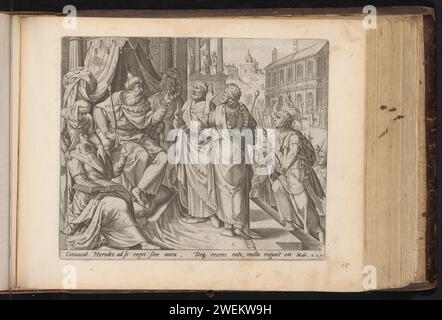 I tre re visitano Erode, Johann Sadeler (i), dopo Gerard van Groeningen, 1643 - 1646 stampano i tre re visitano il re Erode e gli chiedono dove possono trovare il neonato re degli ebrei. Sotto lo spettacolo un riferimento in latino al testo biblico in MAT. 2: 7. Questa stampa fa parte di un album. Incisione di carta prima visita dei tre saggi al re Erode Foto Stock