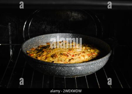 Torta di funghi con carne di pollo sulla griglia in forno Foto Stock