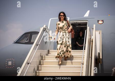 Juba, Sud Sudan. 26 gennaio 2024. Annalena Baerbock (Bündnis90/die Grünen), ministro degli Esteri, arriva all'aeroporto di Juba. Nel contesto degli attuali combattimenti in Sudan, i colloqui di Baerbock si concentreranno sulla questione di come coordinare meglio le iniziative di mediazione internazionale e aumentare la pressione sulle parti coinvolte nel conflitto. Crediti: Michael Kappeler/dpa/Alamy Live News Foto Stock