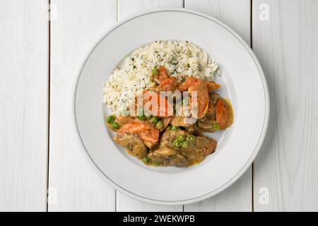 Porzione di gulasch di manzo con carote e riso, vista dall'alto Foto Stock