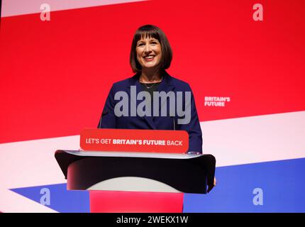 Rachel Reeves, Cancelliere ombra dello Scacchiere, tiene il suo discorso di apertura alla Conferenza del Partito Laburista a Liverpool. E' deputata per Leeds West. Foto Stock