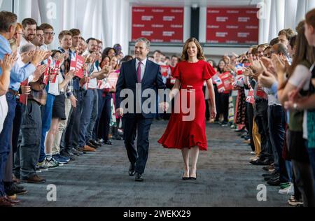 Il leader laburista, Sir Keir Starmer cammina con sua moglie, Lady Victoria Starmer, sulla strada per tenere il discorso dei suoi leader alla Conferenza del Partito Laburista. Foto Stock