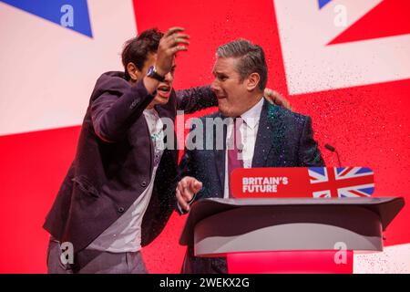 Yaz Ashmawi riversa glitter su Sir Keir Starmer all'inizio del discorso dei leader laburisti alla Conferenza del Partito Laburista. Foto Stock