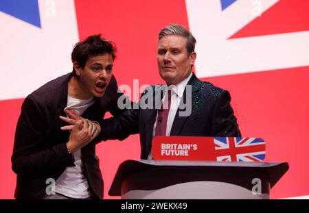 Yaz Ashmawi riversa glitter su Sir Keir Starmer all'inizio del discorso dei leader laburisti alla Conferenza del Partito Laburista. Foto Stock