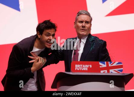 Yaz Ashmawi riversa glitter su Sir Keir Starmer all'inizio del discorso dei leader laburisti alla Conferenza del Partito Laburista. Foto Stock