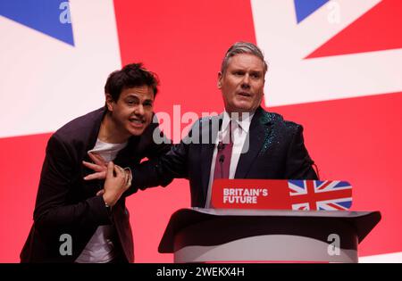 Yaz Ashmawi riversa glitter su Sir Keir Starmer all'inizio del discorso dei leader laburisti alla Conferenza del Partito Laburista. Foto Stock