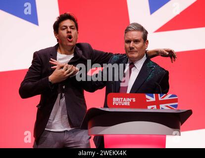 Yaz Ashmawi riversa glitter su Sir Keir Starmer all'inizio del discorso dei leader laburisti alla Conferenza del Partito Laburista. Foto Stock