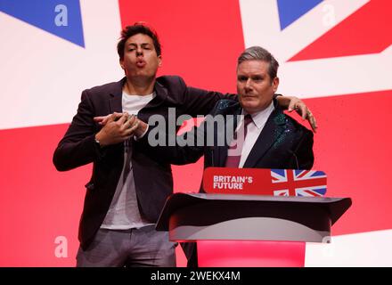 Yaz Ashmawi riversa glitter su Sir Keir Starmer all'inizio del discorso dei leader laburisti alla Conferenza del Partito Laburista. Foto Stock