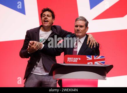 Yaz Ashmawi riversa glitter su Sir Keir Starmer all'inizio del discorso dei leader laburisti alla Conferenza del Partito Laburista. Foto Stock