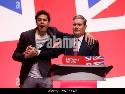 Yaz Ashmawi riversa glitter su Sir Keir Starmer all'inizio del discorso dei leader laburisti alla Conferenza del Partito Laburista. Foto Stock