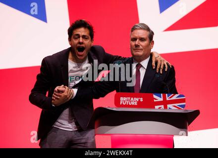 Yaz Ashmawi riversa glitter su Sir Keir Starmer all'inizio del discorso dei leader laburisti alla Conferenza del Partito Laburista. Foto Stock