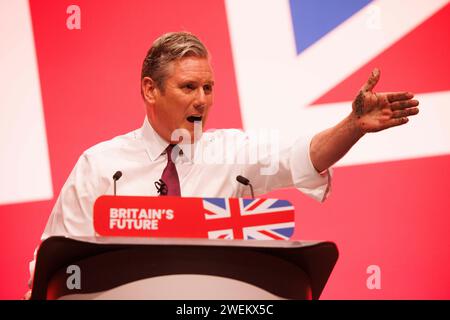 Sir Keir Starmer tiene il suo discorso di apertura alla Conferenza del Partito Laburista dopo che Yaz Ashmawi è salito sul palco e gli ha versato scintillio in segno di protesta. Foto Stock