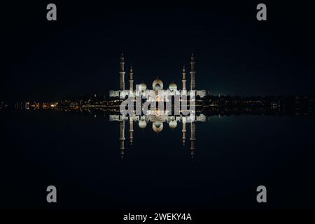 Una vista notturna della grande Moschea dello Sceicco Zayed illuminata ad Abu Dhabi, Emirati Arabi Uniti Foto Stock