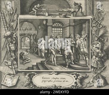 I prigionieri visitano, Crispijn van de Passe (i), dopo Maerten de Vos, 1580 - 1588 stampa gli uomini vengono a visitare una prigione. Un uomo è appeso sullo sfondo. L'impronta ha un bordo ornamentale decorato con armi, strumenti di tortura e un prigioniero che viene torturato. Stampa da una serie di otto con il giudizio universale e le sette opere di misericordia. Incisione di carta visita o liberazione dell'imprigionato, "Inceratus solatur"  uno dei (sette) atti di Misericordia. tortura. strumenti di tortura, esecuzione o punizione Foto Stock