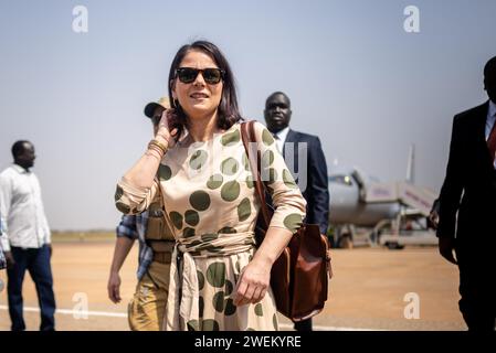 Juba, Sud Sudan. 26 gennaio 2024. Annalena Baerbock (Bündnis90/die Grünen), ministro degli Esteri, arriva all'aeroporto di Juba. Nel contesto degli attuali combattimenti in Sudan, i colloqui di Baerbock si concentreranno sulla questione di come coordinare meglio le iniziative di mediazione internazionale e di come aumentare la pressione sulle parti in conflitto. Crediti: Michael Kappeler/dpa/Alamy Live News Foto Stock