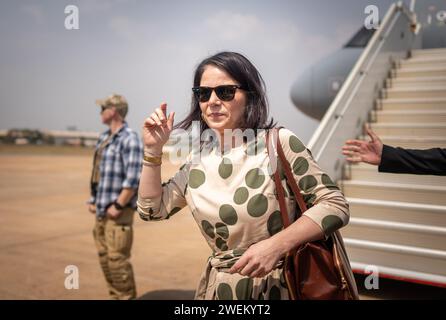 Juba, Sud Sudan. 26 gennaio 2024. Annalena Baerbock (Bündnis90/die Grünen), ministro degli Esteri, arriva all'aeroporto di Juba. Nel contesto degli attuali combattimenti in Sudan, i colloqui di Baerbock si concentreranno sulla questione di come coordinare meglio le iniziative di mediazione internazionale e aumentare la pressione sulle parti coinvolte nel conflitto. Crediti: Michael Kappeler/dpa/Alamy Live News Foto Stock