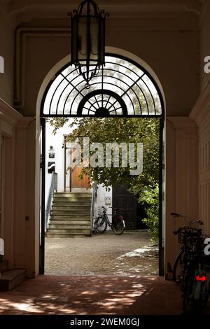 Copenaghen, Danimarca - 17 agosto 2023: Accogliente cortile di una casa con vegetazione vicino al palazzo di Amalienborg Foto Stock