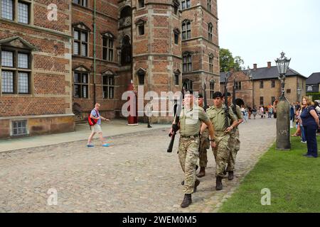 Copenaghen, Danimarca - 17 agosto 2023: Il cambio delle guardie all'ingresso del castello di Rosenborg Foto Stock