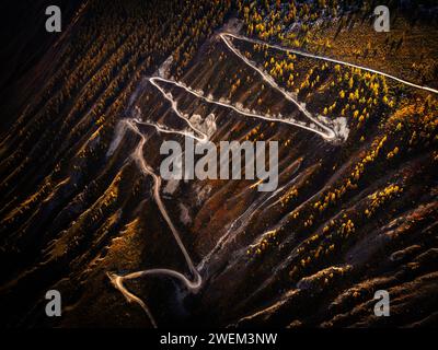 Incredibile ripresa aerea che cattura il tortuoso passo Katu Yaryk tra i vivaci colori autunnali del paesaggio Altai. Foto Stock