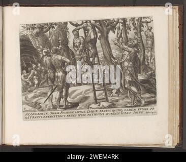Cinque re amoriti appesi, 1579 stampa i cinque re amoritici sono appesi agli alberi al comando di Giosuè, con lo staff del comandante in mano. A sinistra la grotta in cui i re erano imprigionati. Sotto la performance un riferimento in latino al testo biblico in JZ. 10. La stampa fa parte di un album. L'incisione di carta dei cinque re Amorrei viene uccisa per ordine di Giosuè o per mano sua, e i loro corpi vengono impiccati come una mostra Foto Stock