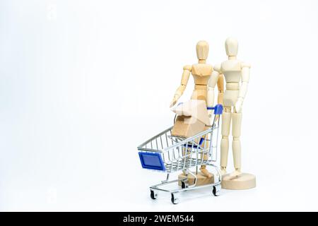 Bambola in legno con carrello su sfondo bianco. concetto aziendale o creativo Foto Stock