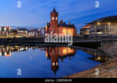Vittoriano Edificio Pierhead di notte, la Baia di Cardiff, Cardiff, Galles, UK. Foto Stock