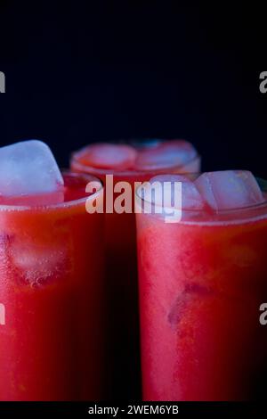 Tre bicchieri di succo di lampone con ghiaccio Foto Stock