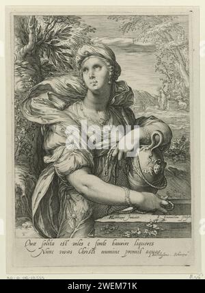 La donna samaritana, Jan Saenredam, dopo Hendrick Goltzius, 1575 - 1726 stampa la donna samaritana al pozzo, una brocca d'acqua in mano. Sullo sfondo l'incontro tra Cristo e la donna samaritana alla fonte. La stampa ha una didascalia latina ed è parte di una serie di stampa con donne famose del nuovo Testamento che incidono la donna di Samaria (Giovanni 4:4-42). Cristo e la donna di Samaria: Seduto al pozzo di Giacobbe le chiede un drink dalla sua brocca Foto Stock