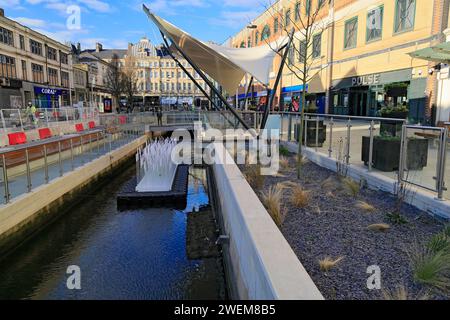 Sezione di recente apertura del Bute Dock Feeder Canal, Churchill Way, Cardiff, Galles. Foto Stock