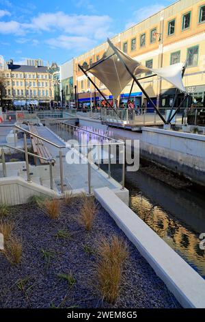 Sezione di recente apertura del Bute Dock Feeder Canal, Churchill Way, Cardiff, Galles. Foto Stock