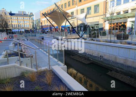 Sezione di recente apertura del Bute Dock Feeder Canal, Churchill Way, Cardiff, Galles. Foto Stock