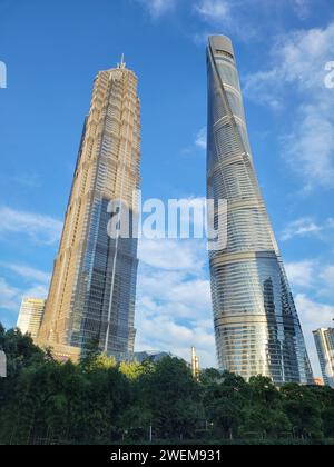 Shanghai Tower e Jin Mao Tower nel moderno quartiere degli affari di Pudong a Shanghai, Cina Foto Stock