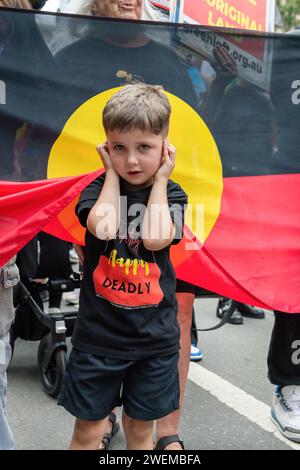 Melbourne, Australia. 26 gennaio 2024. Il giovane Cody si copre le orecchie durante l'annuale protesta dell'Invasion Day. L'annuale protesta dell'Invasion Day a Melbourne è stata organizzata dagli indigeni australiani e dai loro alleati, chiedendo la fine della celebrazione dell'Australia Day e il riconoscimento della sovranità indigena a Melbourne in Australia. (Foto di Michael Currie/SOPA Images/Sipa USA) credito: SIPA USA/Alamy Live News Foto Stock