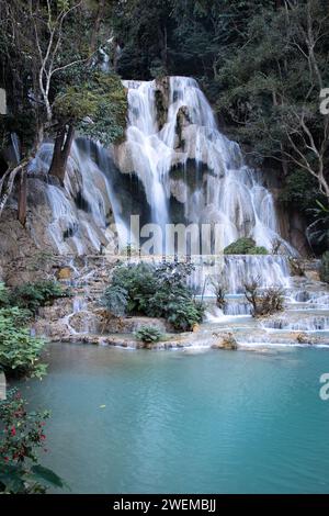 Cascate tropicali di acqua blu circondate da una vegetazione lussureggiante Foto Stock