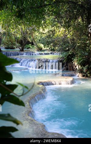 Cascate tropicali di acqua blu circondate da una vegetazione lussureggiante Foto Stock