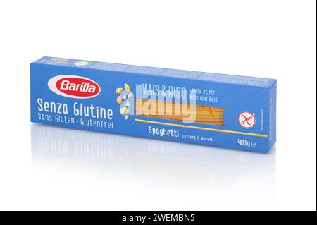 CHISINAU, MOLDAVIA - 25 gennaio 2024: Spaghetti italiani senza glutine di riso e mais Barilla isolati su fondo bianco. Con tracciato di ritaglio Foto Stock