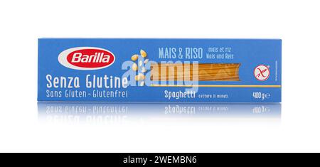 CHISINAU, MOLDAVIA - 25 gennaio 2024: Spaghetti italiani senza glutine di riso e mais Barilla isolati su fondo bianco. Con tracciato di ritaglio Foto Stock