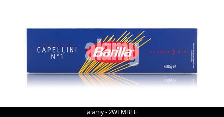 CHISINAU, MOLDAVIA - 25 gennaio 2024: Barilla Capellini num 1 pasta italiana su fondo bianco. Con tracciato di ritaglio Foto Stock