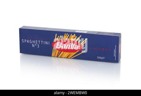 CHISINAU, MOLDAVIA - 25 gennaio 2024: Barilla Spaghetti num 3 pasta italiana isolata su fondo bianco. Con tracciato di ritaglio Foto Stock