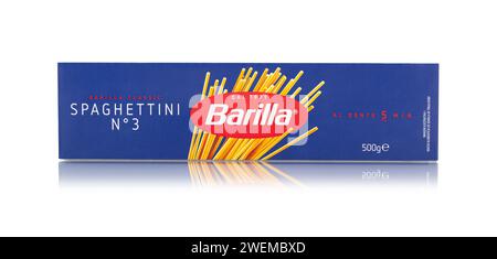 CHISINAU, MOLDAVIA - 25 gennaio 2024: Barilla Spaghetti num 3 pasta italiana isolata su fondo bianco. Con tracciato di ritaglio Foto Stock