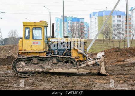 Minsk, Bielorussia - 25 marzo 2010: Primo piano di un bulldozer cingolato in un cantiere. Foto Stock