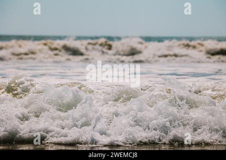 Onde oceaniche che si infrangono sulla costa della Costa Rica Foto Stock