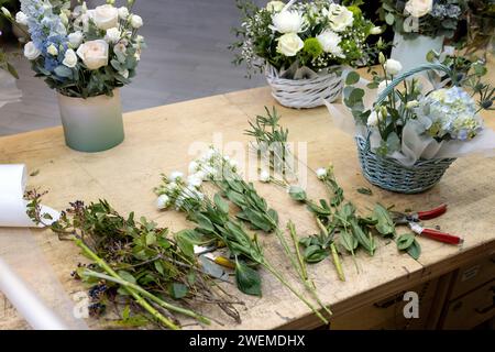 Thistle, eustoma, rami di sambuco sul tavolo del fiorista Foto Stock