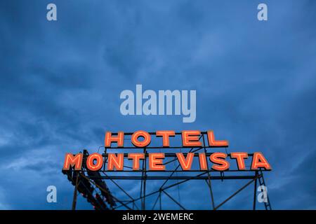 Cartello al neon hotel Monte Vista illuminato con sfondo blu scuro Foto Stock