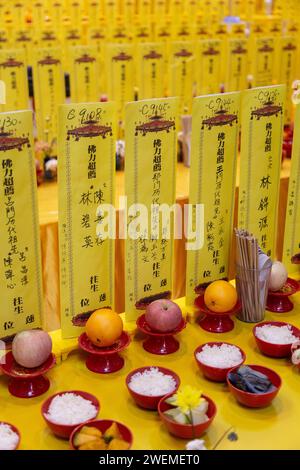 Diverse offerte gialle al Tempio di Kek Lok si, Penang Foto Stock