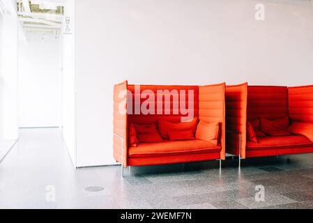 Due poltrone arancioni adiacenti l'una all'altra Foto Stock