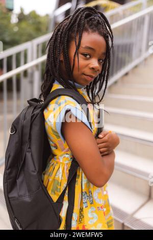 Ragazza afroamericana pugno giorno di scuola anno Foto Stock