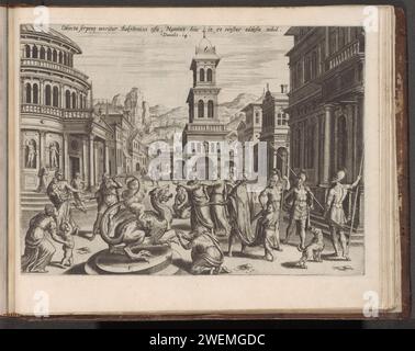 Daniël e De Dragon, 1579 stampe Daniël si trovano con il re Ciro al drago di Babilonia, che è adorato dal popolo babilonese. Daniël rifiuta di adorare il drago e chiede al re il permesso di uccidere il drago senza una spada o un bastone. Daniël è pronto a dare da mangiare al drago una torta di grasso, catrame e ossa. Di conseguenza, il drago si aprirà all'interno e morirà. Sopra la mostra un riferimento in latino al testo della Bibbia allora. 14. La stampa fa parte di un album. L'incisione di carta Daniel dà cibo al drago; Re Cyrus guarda Foto Stock